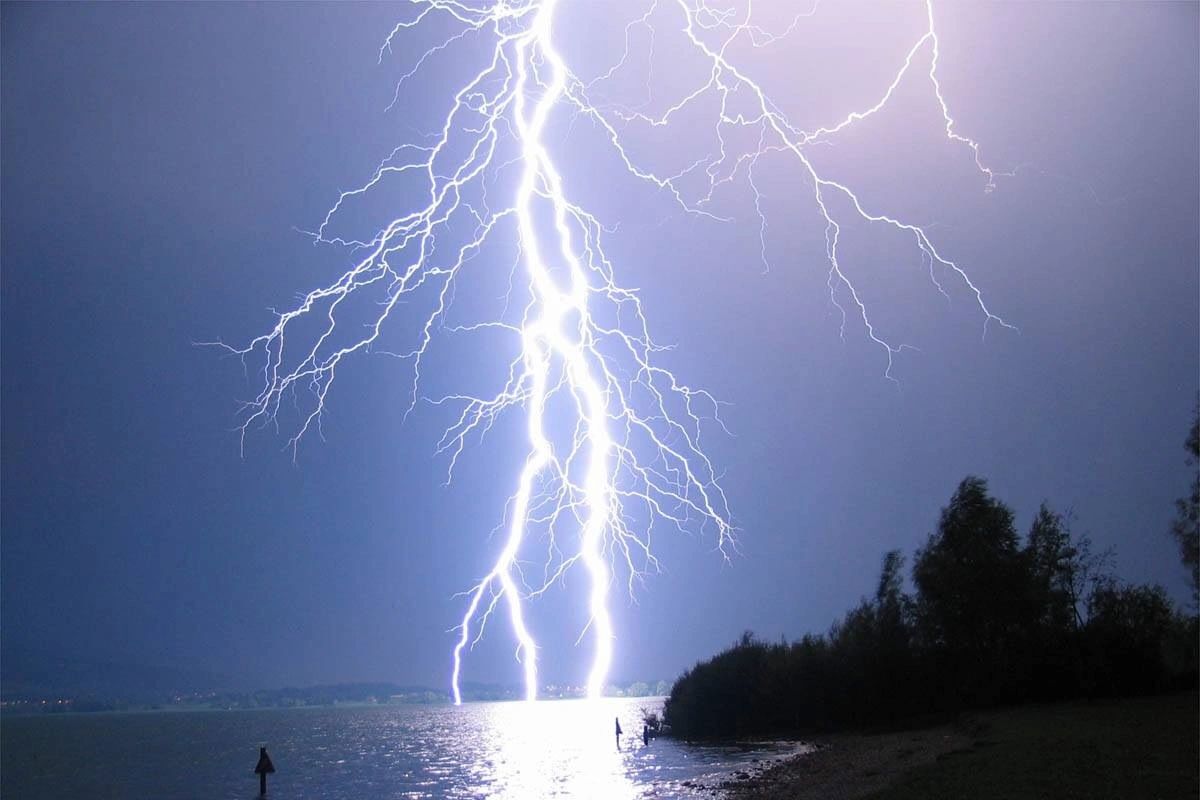 Lightning over water - Oceanas