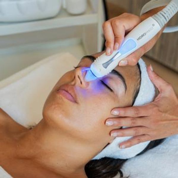 Limpieza facial con hidrógeno molecular. Purifica, hidrata y protege tu piel del envejecimiento. 
