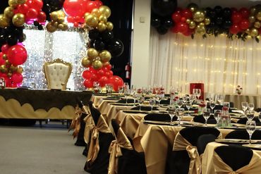 Elegant gold, shiny black and bright red created a vivant ambience.