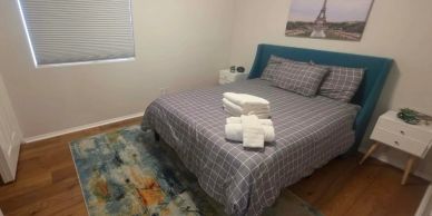Dormitorio con cama doble y decoración sencilla.