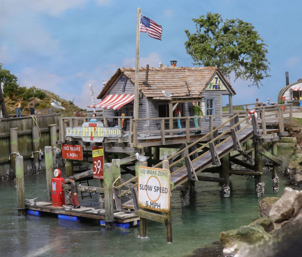 PIER 7 Food & Fuel - HO scale