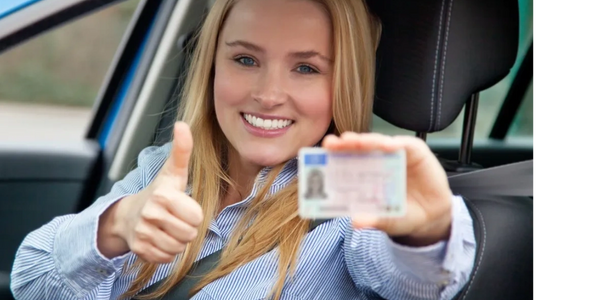 a woman showing here driving license 