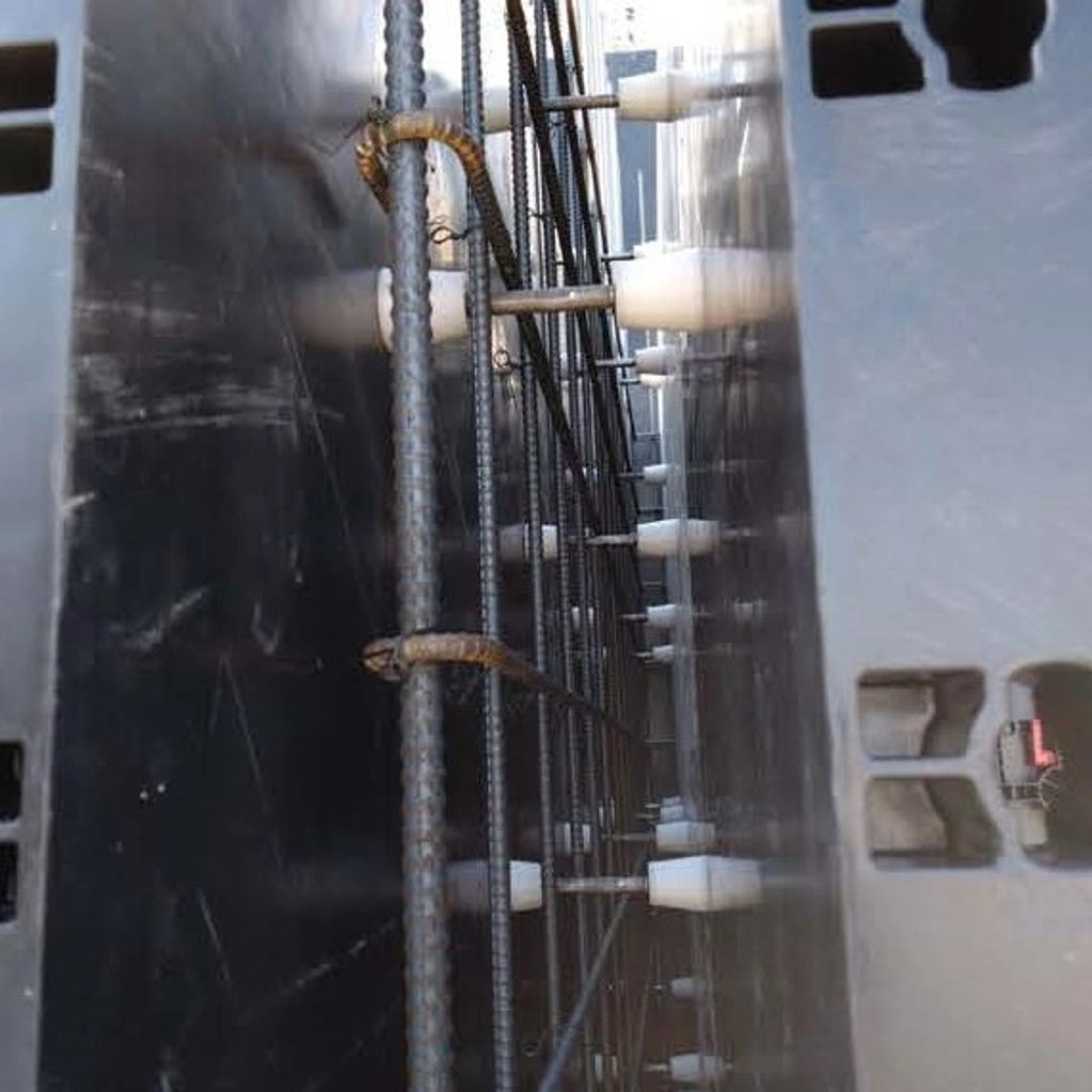 ジオパネルとセパ、P-コンを使った工法(側面）