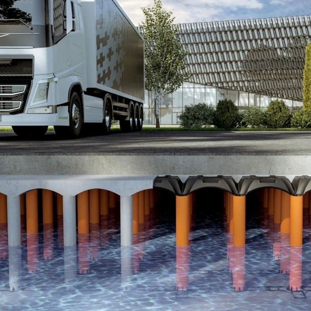 高耐荷重なコンクリート製の雨水タンクで防災や減災、そして防火水槽として使用できる。上部に点検口を設け保守作業も行える。　