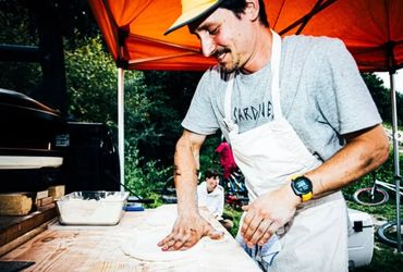 Hire our unique vintage horse box for artisan pizza catering at your Leeds, Yorkshire event