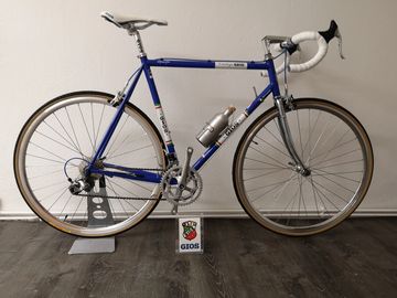 Klassiches vintage bike in Anlehnung an die famosen 1980-er Rennräder von Alfredo Gios in "GIOS BLUE
