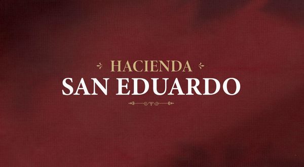 Logotipo de Hacienda San Eduardo sobre fondo rojo.