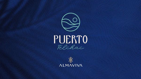 Logo de Puerto Telchac sobre fondo azul.