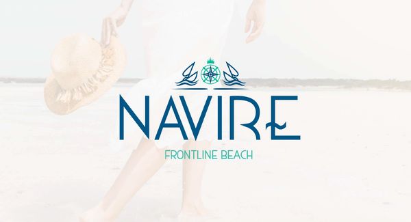 Logotipo de NAVIRE Frontline Beach con fondo de playa.