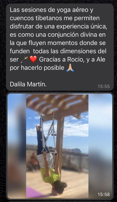 Practicando yoga aéreo en un ambiente al aire libre.