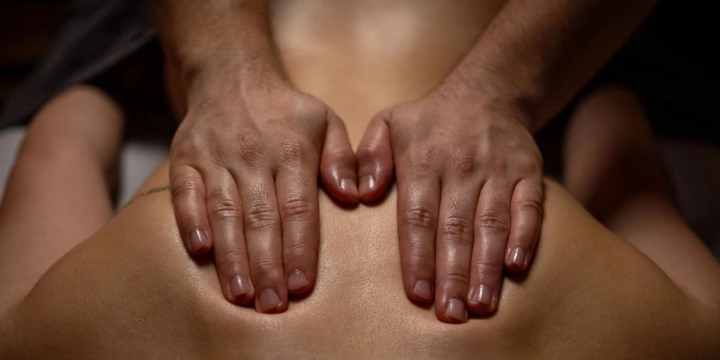 Massöör Reemet tegemas massaaži Ilukunsti stuudios Tallinnas Veerenni 55.