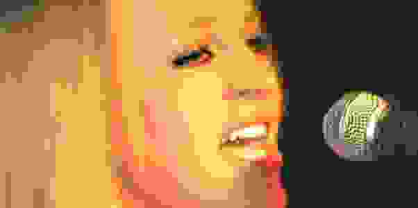 Jade Starr Live Close Up Singing Photo.