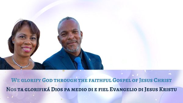 A man and woman smiling with a bilingual religious message about glorifying God through Jesus Christ.