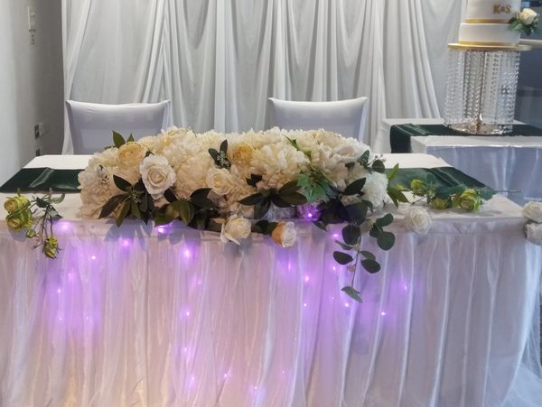 wedding table arrangement of flowers