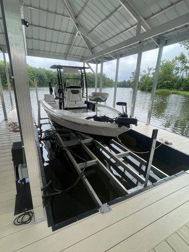 Floating boat lift for center console fishing boat
