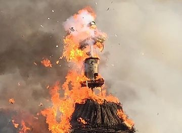 Burning the Böögg in Solothurn (Switzerland) to mark the end of Fasnacht.  Basically a towering inferno packed with fireworks in the middle of the old  town. : r/ali_on_switzerland