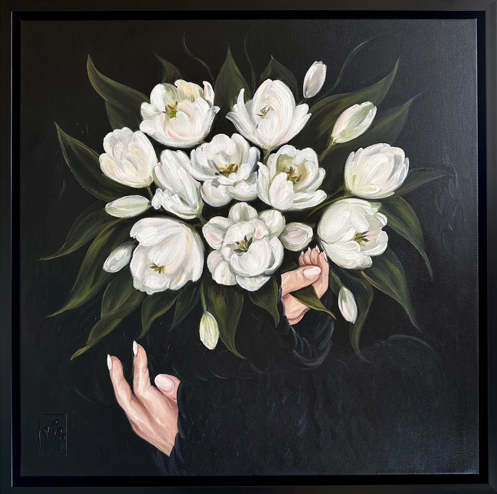 Bouquet de tulipes blanches dans les bras d'une femme