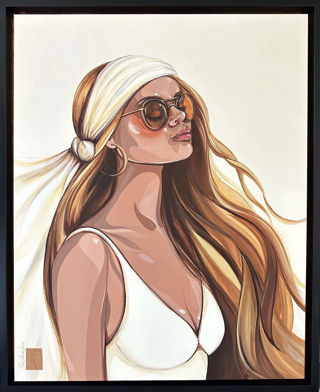 Belle femme au soleil de style boho chic vêtu de blanc

