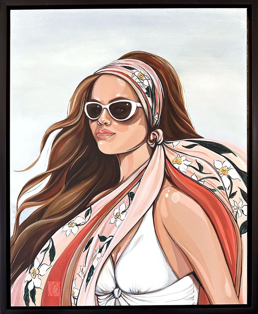 Femme au soleil de style ce d'azur avec foulard dans les cheveux et lunette de soleil