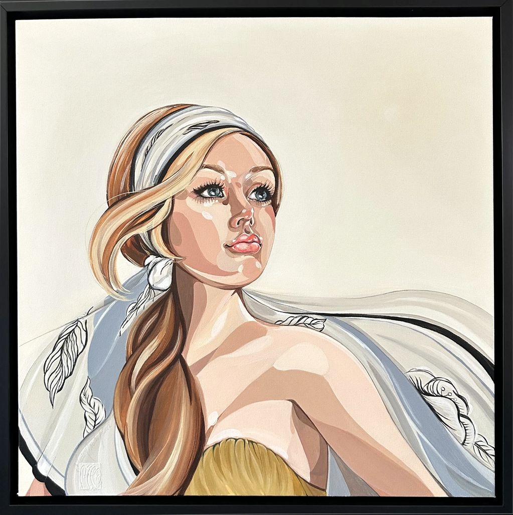 Femme Blonde au yeux bleu au soleil de style Côte d'azur