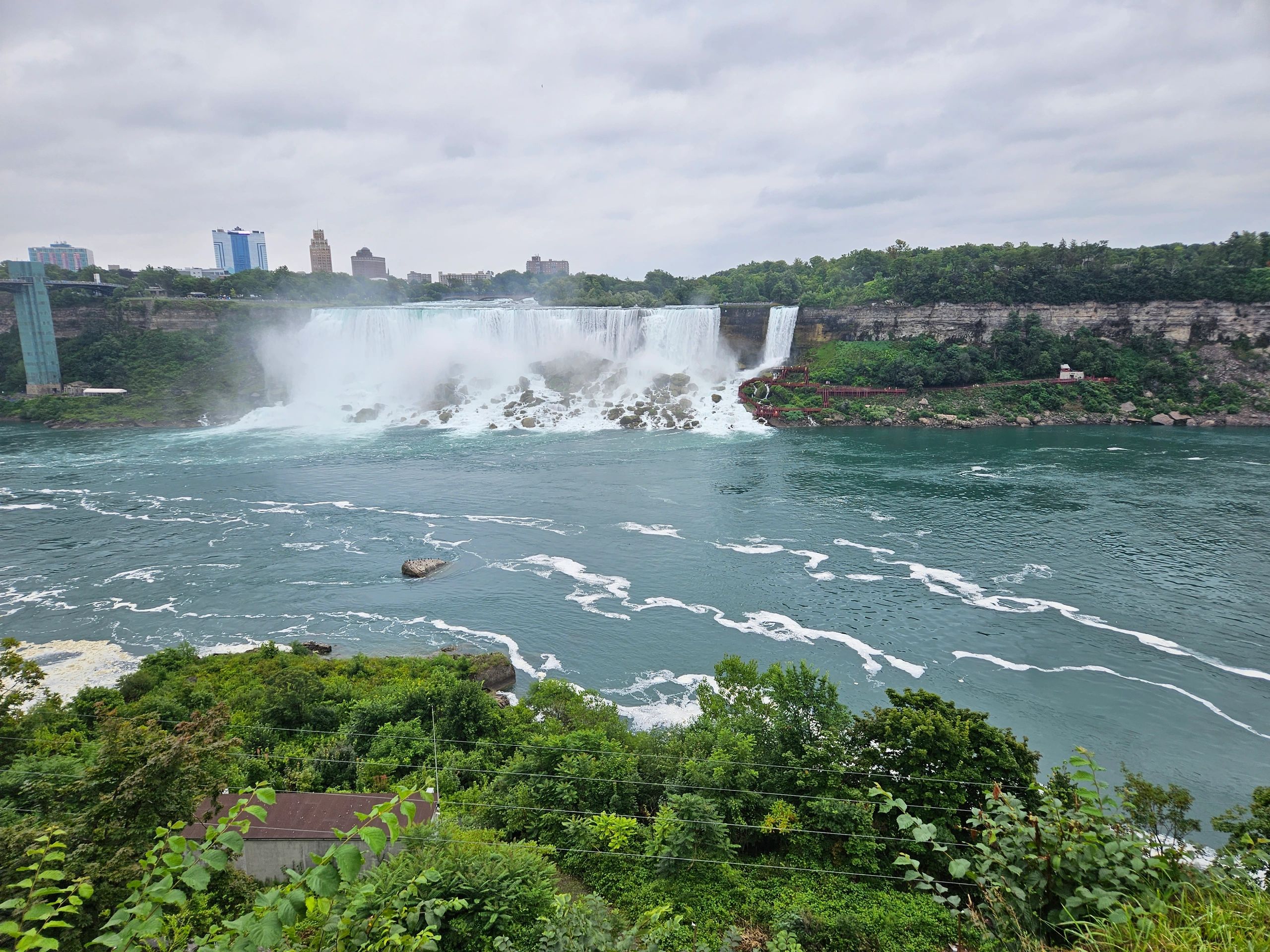 A bunch of tourist attractions and five great lakes 