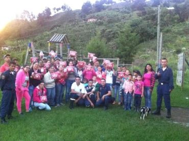 Group photo of people outdoors in a grassy area.