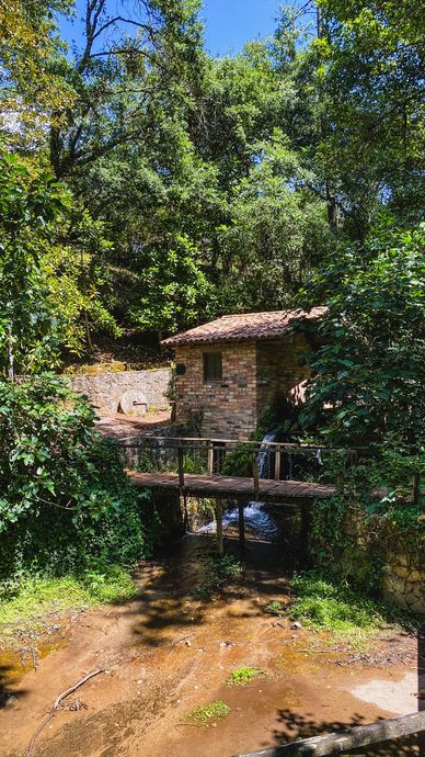 ribeiro de agua e moinho recuperado