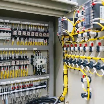 Panel eléctrico con múltiples cables y conexiones.