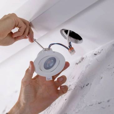 Instalación de luz empotrada en techo.