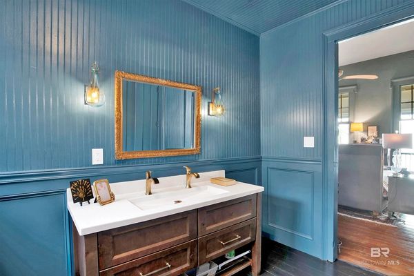 Powder room. Monochromatic.
