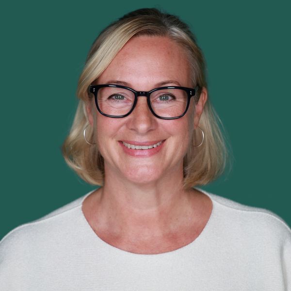German tutor Lara Lehr with a green background.