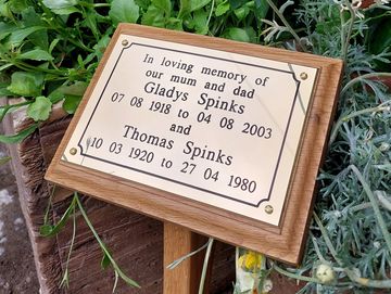 Polished brass plaque paint filled for a crisp, long‑lasting finish. The treated solid oak stake pro