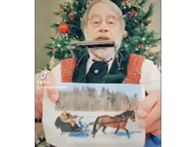 Matthew Dodd singing and storytelling at Christkindlmarkt