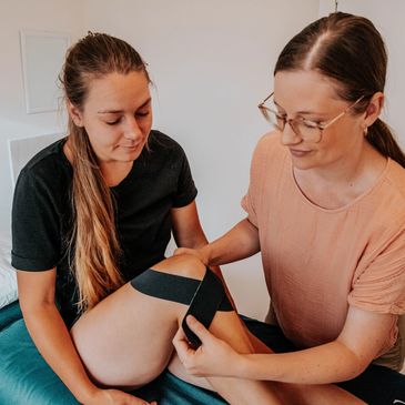 knee sports taping with Joanna MacGregor OSteopath croydon