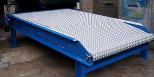 Heavy duty airplane tyre transfer conveyor