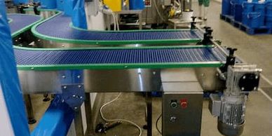 twin strand modular straight and bends conveyor system for a bottling factory production line 