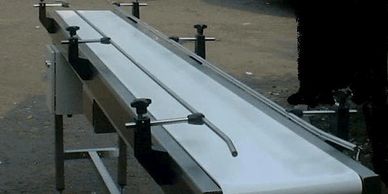 belt conveyor with side guides for better product control