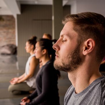 Homme durant son cours de méditation