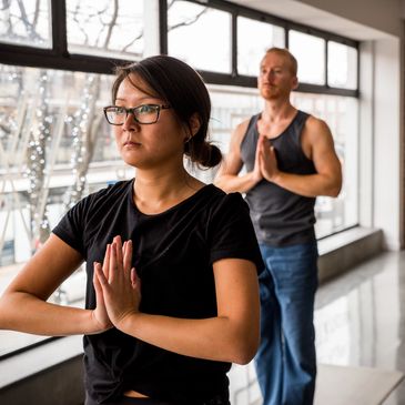 Femme qui fait yoga en entreprise | Équilibre