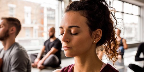 Femme atelier de méditation 