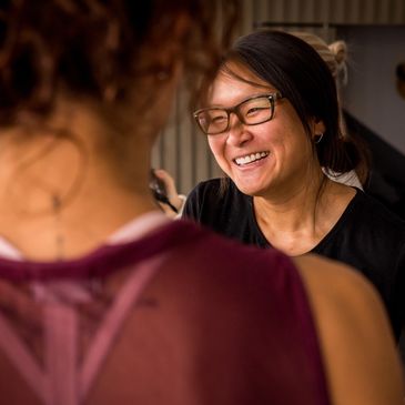 Femme riant durant son cours de yoga en entreprise