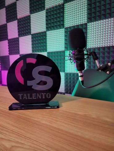Microfono y estudio para podcast