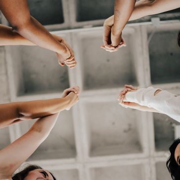 Empowerment. Frauen bestärken sich gegenseitig. Gegen Misogynie. 