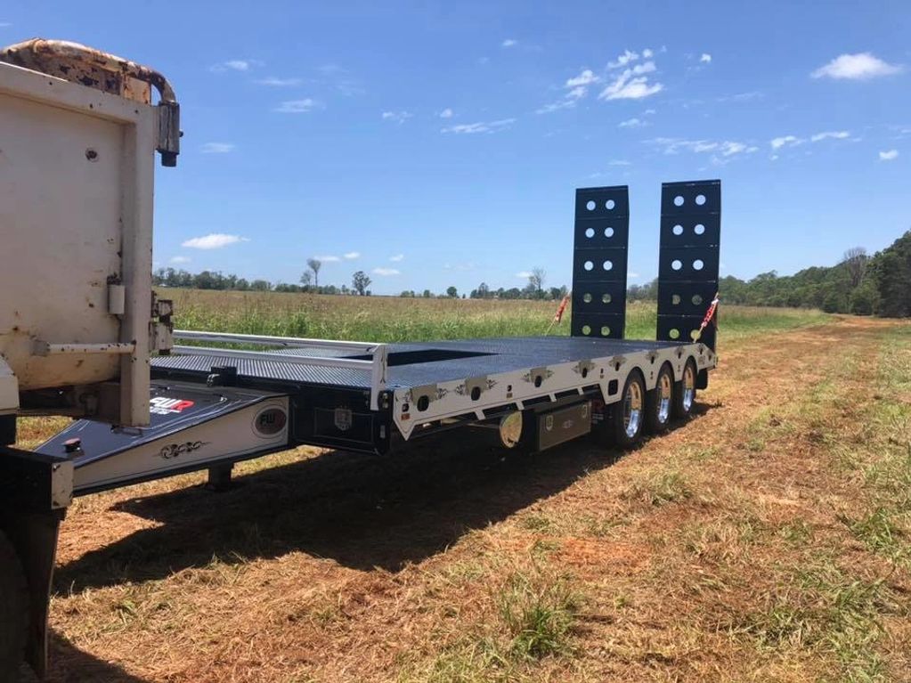 Tri-axle trailer for floating equipment