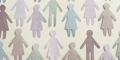 recortes de papéis coloridos que simulam pessoas, representando a diversidade