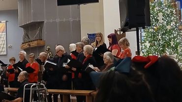 Many people reading books inside the church.