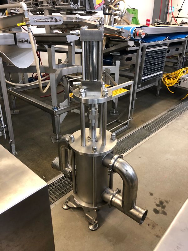 Positive displacement pump assembly