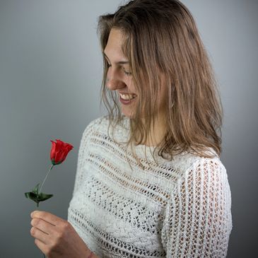 schönes Model mit Rose in der Hand