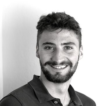 Mann im Polohemd vor weißem Hintergrund