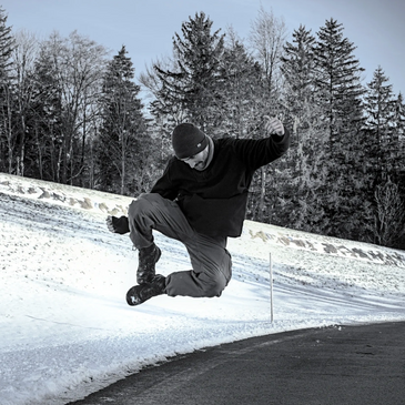 Mann der in die Luft springt